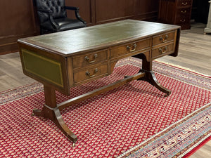 Vintage schrijftafel, klassiek Engels bureau, notenhout, groen leer, 536