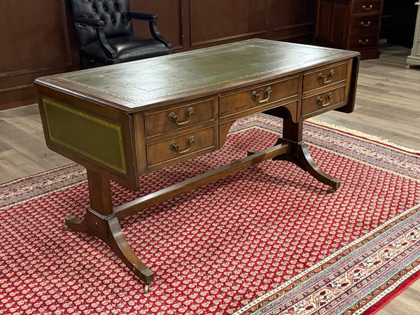 Vintage schrijftafel, klassiek Engels bureau, notenhout, groen leer, 536