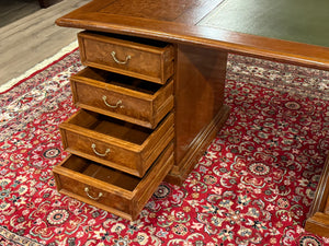 Vintage-Schreibtisch, klassischer englischer Schreibtisch, Kirschholz, grünes Leder, 637