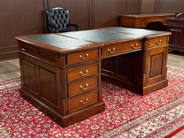 Vintage bureau, klassiek Engels bureau, partnerdesk, mahoniehout, groen leer, 572