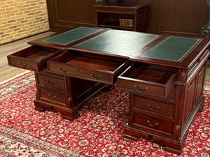 Vintage bureau, klassiek Engels bureau, mahoniehout, groen leer, 656
