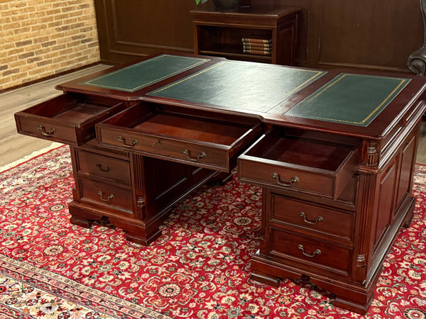 Vintage bureau, klassiek Engels bureau, mahoniehout, groen leer, 656