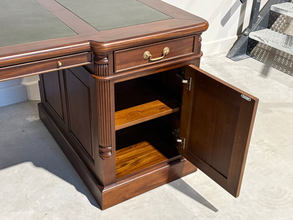 Vintage bureau, partnerdesk, klassiek Engels bureau, mahoniehout, groen leer, 692
