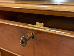 Vintage bureau, klassiek Engels bureau, mahoniehout, groen leer, 570