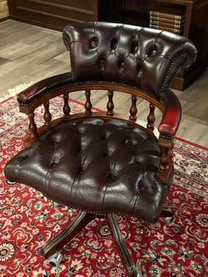 Vintage stoel, Chesterfield, mahoniehout, rood leer, 120