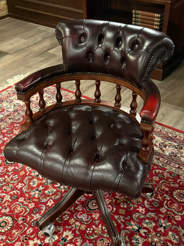 Vintage stoel, Chesterfield, mahoniehout, rood leer, 120