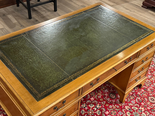 Vintage bureau, klassiek Engels bureau, mahoniehout, groen leer, 570