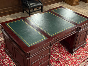 Vintage bureau, klassiek Engels bureau, partnerdesk , mahoniehout , groen leer, 566