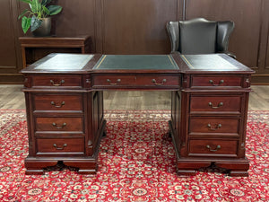 Vintage bureau, klassiek Engels bureau, mahoniehout, groen leer, 659