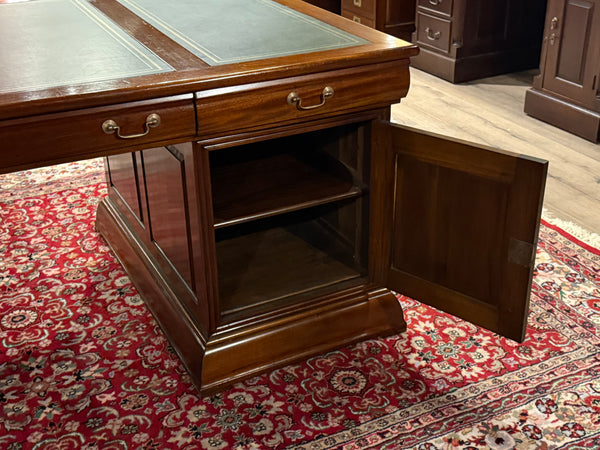 Vintage bureau, partnerdesk, klassiek Engels bureau,  mahoniehout, groen leer, 673