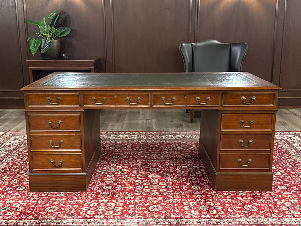 Vintage bureau, klassiek Engels bureau, mahoniehout, groen leer, 633