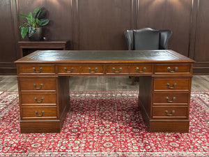 Vintage bureau, klassiek Engels bureau, mahoniehout, groen leer, 633