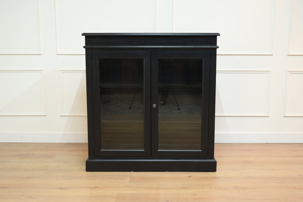 Vintage kast, vitrine kast, deurtjes met glas, mahoniehout, zwart