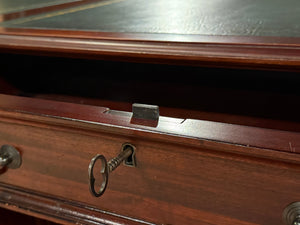 Vintage bureau, klassiek Engels bureau, mahoniehout, groen leer, 656