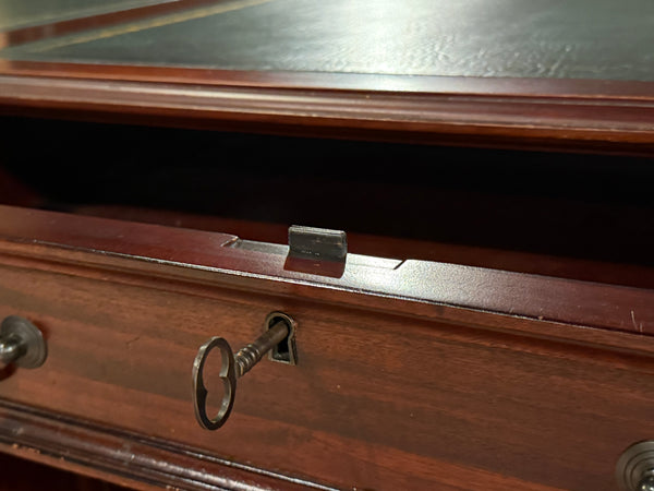 Vintage bureau, klassiek Engels bureau, mahoniehout, groen leer, 656