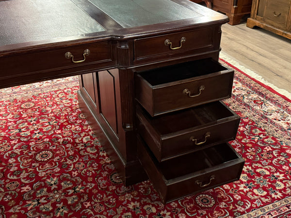 Vintage bureau, klassiek Engels bureau, mahoniehout, groen leer, 573