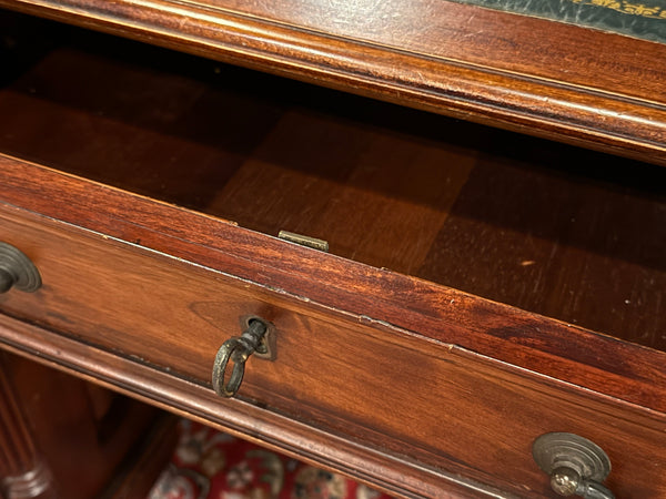 Vintage bureau, klassiek Engels bureau, mahoniehout, groen leer, 626