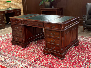 Vintage bureau, klassiek Engels bureau, mahoniehout , groen leer, 614