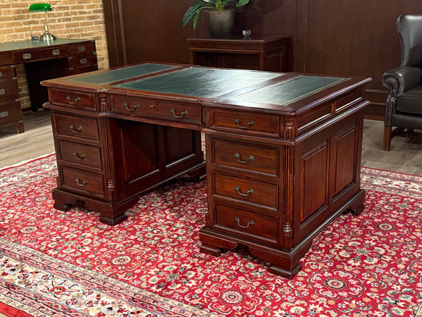Vintage bureau, klassiek Engels bureau, mahoniehout , groen leer, 614