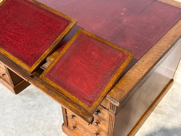 Antiek bureau, klassiek Engels bureau, eikenhout, rood leer, 695