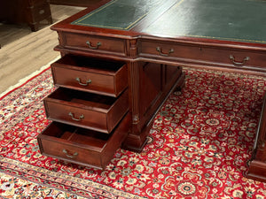 Vintage bureau, partnerdesk, klassiek Engels bureau, mahoniehout, groen leer, 615