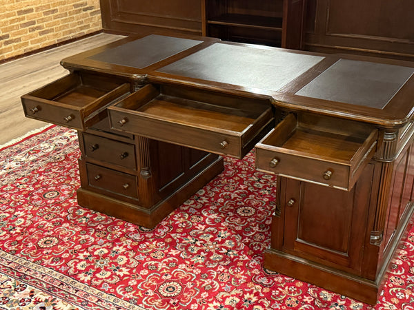 Vintage bureau, klassiek Engels bureau, mahoniehout, bruin leer, 603