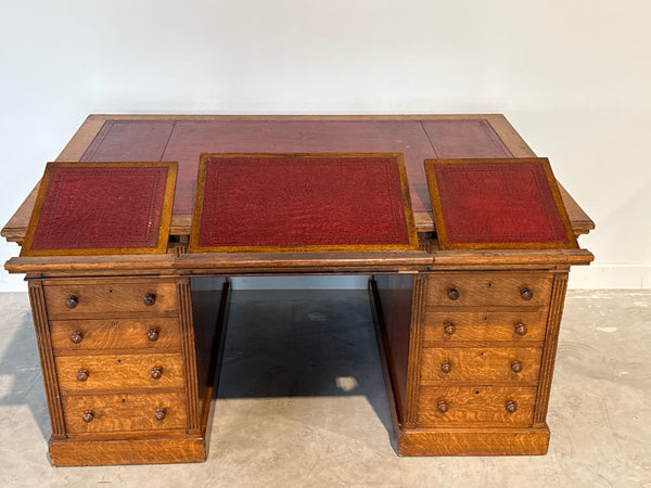 Antiek bureau, klassiek Engels bureau, eikenhout, rood leer, 695