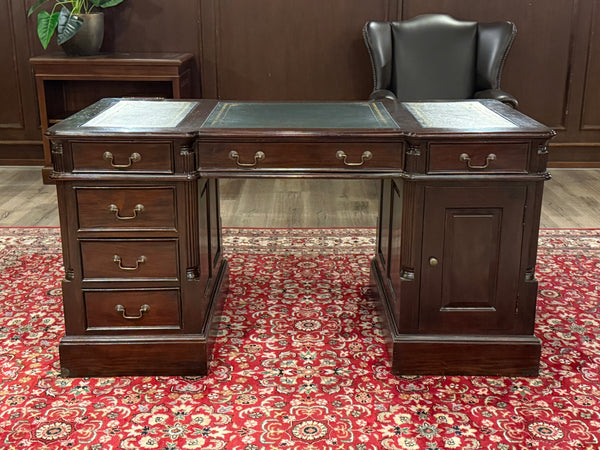 Vintage bureau, klassiek Engels bureau, mahoniehout, groen leer, 664
