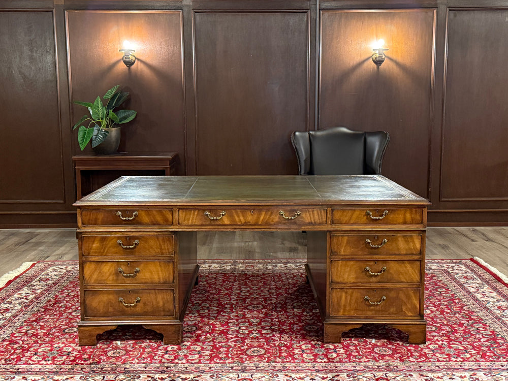 Vintage bureau, partnerdesk, klassiek Engels bureau, notenhout, groen leer, 657