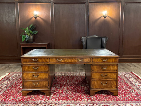 Vintage bureau, partnerdesk, klassiek Engels bureau, notenhout, groen leer, 657