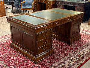 Vintage bureau, partnerdesk, klassiek Engels bureau,  mahoniehout, groen leer, 673