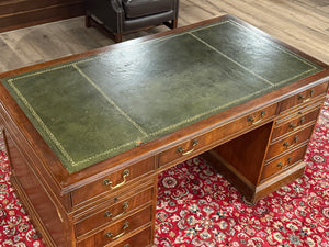 Vintage bureau, klassiek Engels bureau, notenhout, groen leer, 619