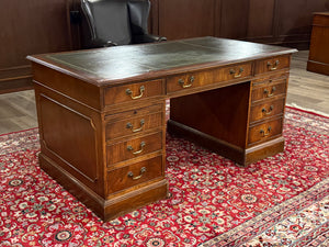 Vintage bureau, klassiek Engels bureau, notenhout, groen leer, 619