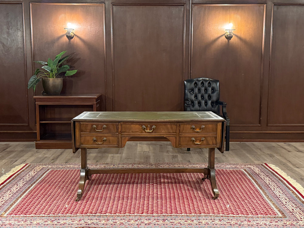 Vintage schrijftafel, klassiek Engels bureau, notenhout, groen leer, 536