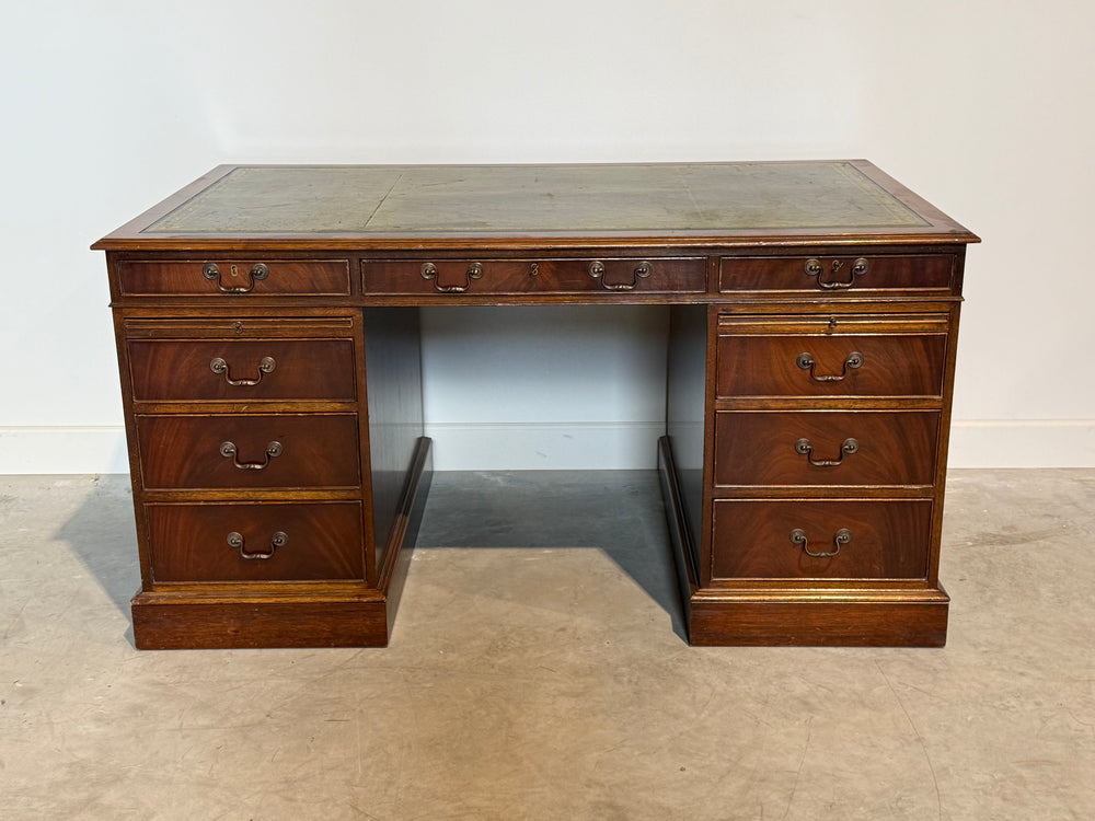 Vintage bureau, klassiek Engels bureau, notenhout, groen leer, 700