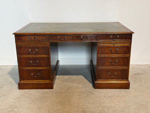 Vintage bureau, klassiek Engels bureau, notenhout, groen leer, 700