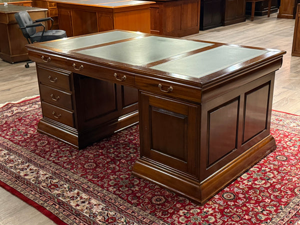 Vintage bureau, partnerdesk, klassiek Engels bureau,  mahoniehout, groen leer, 673
