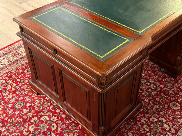 Vintage bureau, klassiek Engels bureau, Mahoniehout, groen leer, 611