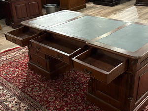 Vintage bureau, partnerdesk, klassiek Engels bureau, mahoniehout, groen leer, 632