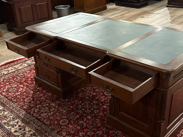 Vintage bureau, partnerdesk, klassiek Engels bureau, mahoniehout, groen leer, 632