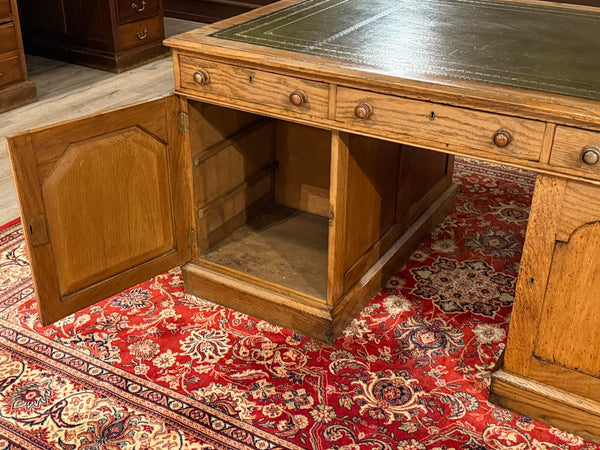 Bureau ancien 477 - Bureau anglais classique, cuir vert avec garnitures dorées, poignées en bois, bois de chêne clair