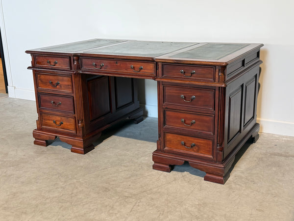 Vintage bureau, klassiek Engels bureau, mahoniehout, groen leer, 715