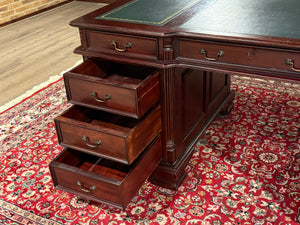 Vintage bureau, klassiek Engels bureau, mahoniehout, groen leer, 659