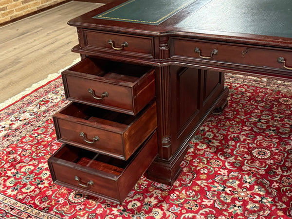 Vintage bureau, klassiek Engels bureau, mahoniehout, groen leer, 659