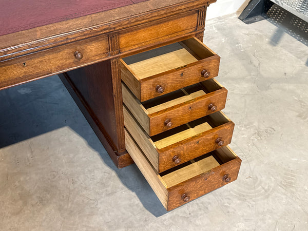 Antiek bureau, klassiek Engels bureau, eikenhout, rood leer, 695