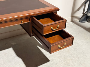 Vintage schrijftafel, klassiek Engels bureau, mahoniehout, bruin leer, 711