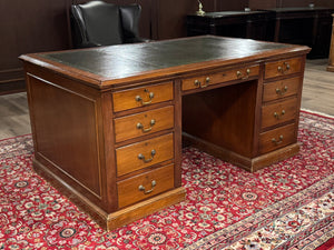 Bureau vintage, bureau anglais ancien, bois de cerisier, cuir vert, 666