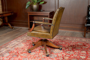 Chaise vintage 243, cuir vert, chêne, Chesterfield