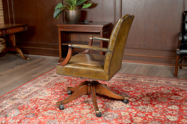 Chaise vintage 243, cuir vert, chêne, Chesterfield