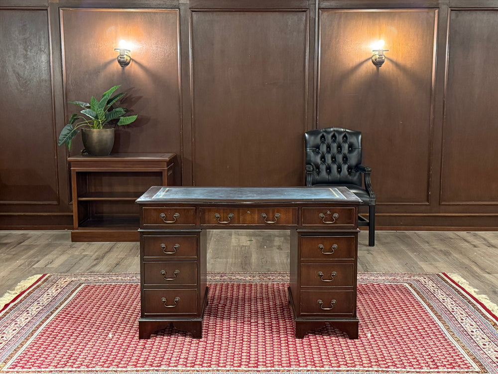 Vintage bureau, klassiek Engels bureau, mahoniehout, blauw leer, 548
